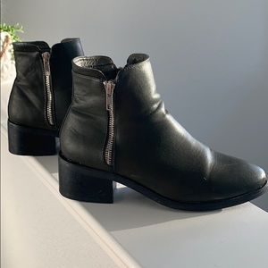 Olive green zip up booties 🐍🐍